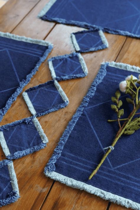 100 Denim Crafts for DIY Enthusiasts Denim Table Decor, Denim Placemats, Jeans Projects, Denim Wreaths, Drawing Natural, Artisanats Denim, Denim Scraps, Trendy Headbands, Denim Bag Patterns