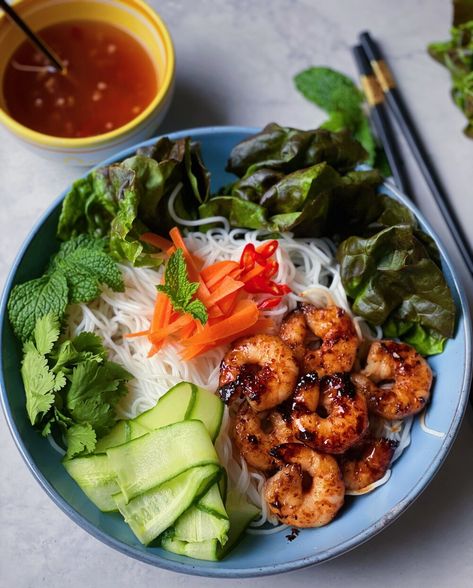 Shrimp Vermicelli Bowls Shrimp And Vermicelli Recipe, Prawn Vermicelli Noodles, Shrimp With Vermicelli Noodles, Vietnamese Recipes Shrimp, Vermicelli Shrimp Recipes, Shrimp Vermicelli Recipes, Shrimp Vermicelli Bowl, Vermicelli Bowl Sauce, Vietnamese Vermicelli Bowl