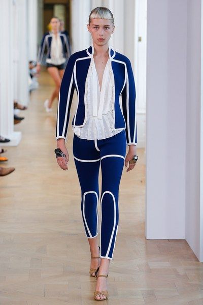 View the complete Courrèges Spring 2017 collection from Paris Fashion Week. Diy Vetement, Fashion 2017, Spring 2017, Fashion Details, Sport Fashion, Runway Fashion, Paris Fashion Week, Athleisure, Christian Dior