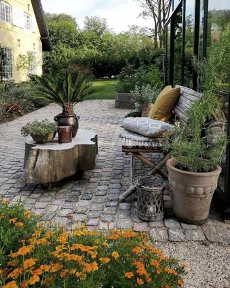 my scandinavian home: The Delightful Danish Home Of An Art And Plant Enthusiast Danish Garden Design, Danish Living, Danish Home, Keeping Plants Alive, Living Room Decor Inspiration, Scandinavian Style Interior, Scandinavian Kitchen, Garden Photography, Fun Fun