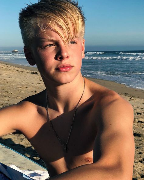 Image may contain: 1 person, ocean, beach, sky, outdoor, water and closeup Carson Lueders, Blonde Boys, Blonde Guys, Teenage Boys, Gay Love, Blonde Hair, Love Story, The Beach, Blonde