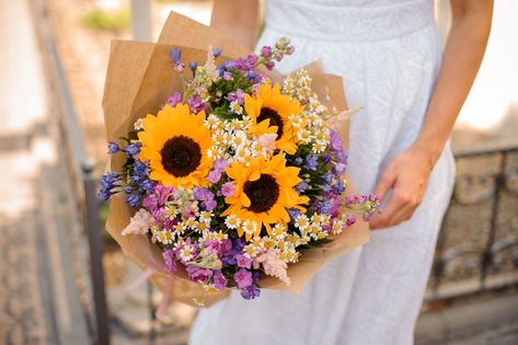 Bridal bouquet with sunflowers and daisies Roses And Violets, Wedding Flowers Sunflowers, Sunflower Wedding Bouquet, Sunflowers And Daisies, Birds Of Paradise Flower, Unplugged Wedding, Sunflower Bouquets, Sunflower Wedding, Wedding Bouquet