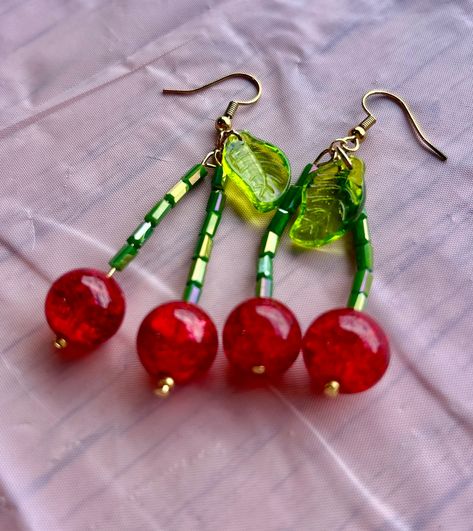 Handmade glass bead cherry dangle earrings. Available in Sterling silver and 18k gold plated hardware. Nickel free. How To Make Drop Earrings, Beaded Items Ideas, Diy Fruit Earrings, Dangle Bead Earrings Diy, Homemade Beaded Earrings, Cute Earrings Handmade, Diy Cherry Earrings, Wire Beaded Earrings, Diy Funky Jewelry