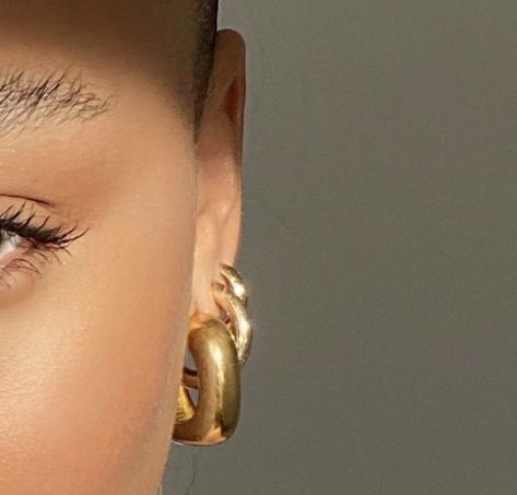 Gold Hoop Earrings Aesthetic, Gold Earrings Aesthetic, Hoop Earrings Aesthetic, Chunky Gold Jewelry, Busy Girl, Earrings Outfit, We Back, Earrings Aesthetic, Chunky Hoop Earrings