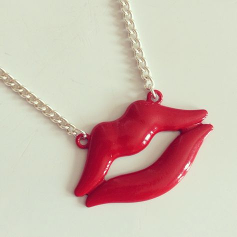 Kiss me you fool!! Lips pendant necklace Stone Cold, Kiss Me, The Fool, Kiss, Lips, Pendant Necklace, Stone, Pendant