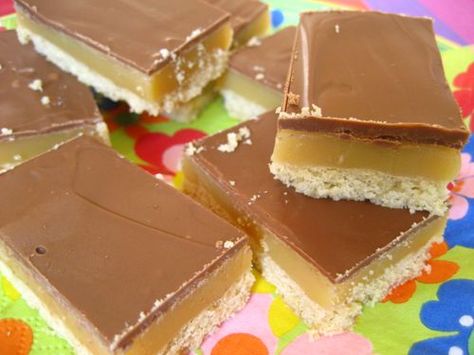 Caramel Shortbread, similar to an earlier recipe I pinned. Toffee Squares, Millionaire Shortbread Recipe, Millionaires Shortbread, Homemade Shortbread, Caramel Shortbread, Millionaire Shortbread, Shortbread Recipe, Toffee Bars, Caramel Toffee