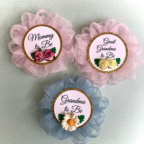 Baby Corsage, Baby Shower Table Centerpieces, Baby Shower Wreath, Grandma To Be, Baby Shower Pin, Baby Shower Corsage, Baby Shower Bbq, Diy Baby Shower Gifts, Corsage Pins