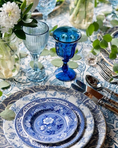 Casa de Perrin (@casadeperrin) • Instagram photos and videos Aesthetic Garden Party, Glasses Table Setting, Blue Goblets, Blue Table Settings, Colored Wine Glasses, Blue Wine Glasses, Aesthetic Garden, Blue White Decor, White Dining Table