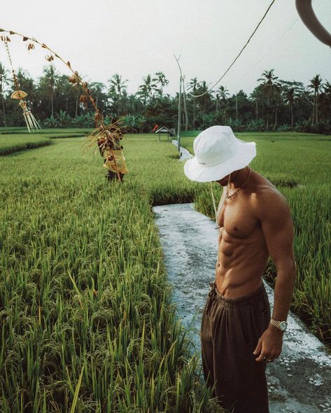 Gili Trawangan, Gym Guys, Beach Photography Poses, Fitness Inspiration Body, Gym Inspiration, Cool Outfits For Men, Aesthetic Guys, Body Poses, Photography Poses For Men