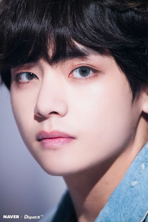 Just what is it that makes BTS V's face so perfect? Take a look at these 10 facial features and you'll see exactly why his looks capture everyone. Kim Taehyung Cute, V Face, Bts Fashion, Twitter Bts, V Video, Bts Kim, Billboard Music Awards, Fake Love, Kim Taehyung Wallpaper