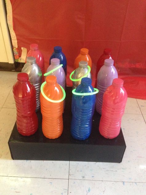 Ring toss from a UPS box and water bottles. Spray painted. Rings are just glow sticks. Diy Ring Toss Game, Easy Birthday Party Games, Outdoor Water Games, Summer Party Games, Funny Party Games, Abc Games, Ring Toss Game, Water Games For Kids, Playing Card Games