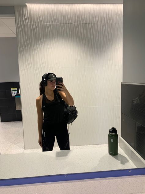 Headphone Gym Outfit, Cap And Headphones Outfit, Gym Hat Outfit, Gym Headphones Aesthetic, Black Headphones Outfit, Black Gym Outfit, Gym Headphones, Big Headphones, Gym Girl Aesthetic