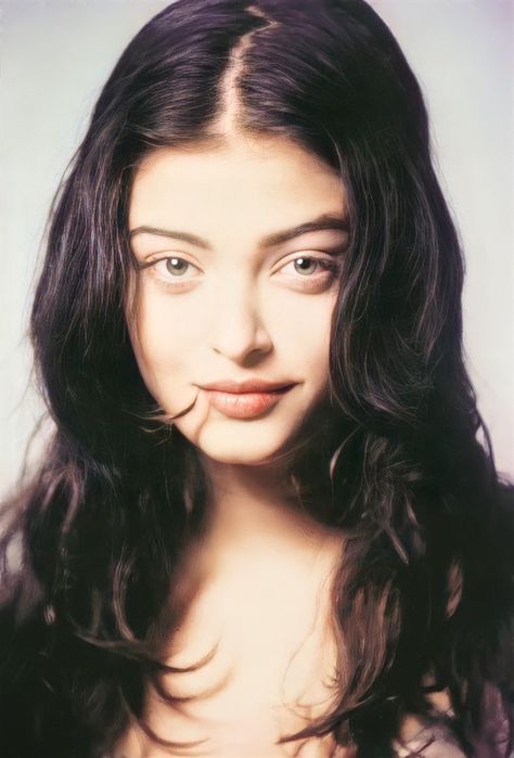 Aishwarya Rai Pictures, 90s Bollywood, Indian Photoshoot, Aishwarya Rai Bachchan, Vintage Bollywood, Indian Aesthetic, Aishwarya Rai, Feminine Aesthetic, Bollywood Actors