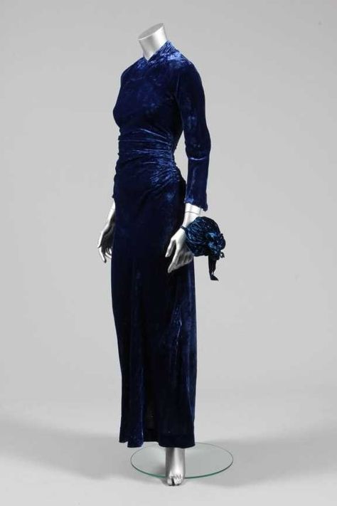 Lot 45 - An early Maggy Rouff couture sapphire-blue 1931 Fashion, Maggy Rouff, 1930's Dresses, Stylish Inspiration, Vintage Fashion 1930s, Velvet Evening Gown, 1930's Fashion, Formal Evening Wear, 30s Fashion