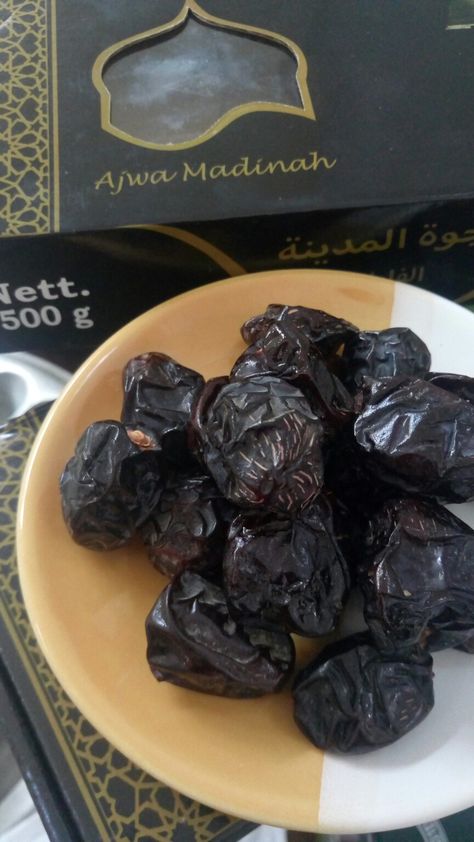 Dates Aesthetic Fruit, Dates Fruit Aesthetic, Dry Fruits Snap, Kurma Ajwa, Ajwa Dates, Fruits And Vegetables Pictures, Fast Food Drinks, Palm Island, Food Gallery