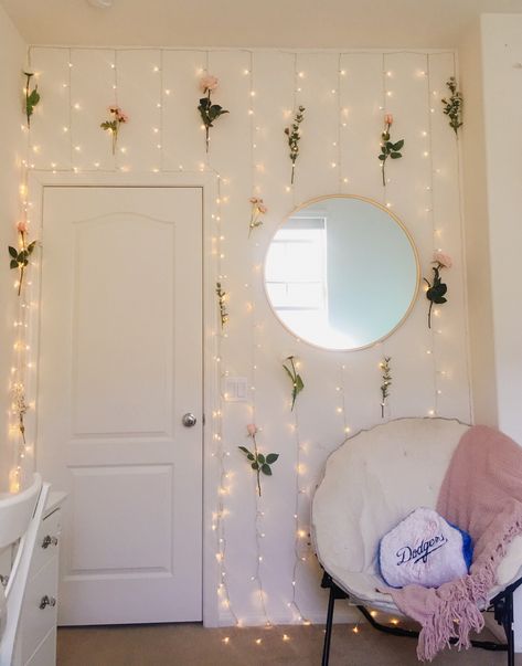 Floral Room Design, Bedroom Ideas Floral, Flower Garden Bedroom, Pretty Mirror, Cuartos Cute, Flower Room Ideas, Flower Vines Room Decor, Cute Wall Decor Ideas, Flower Vine Room Decor