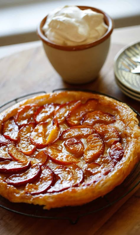 Apricot Tarte Tatin, Fig Tarte Tatin, Peach Tarte Tatin Recipe, Peach Frangipane Tart, Peach Tart Tatin, Apple Tartin, Peach Recipes Dessert, Peaches Recipes, Pear Tarte Tatin