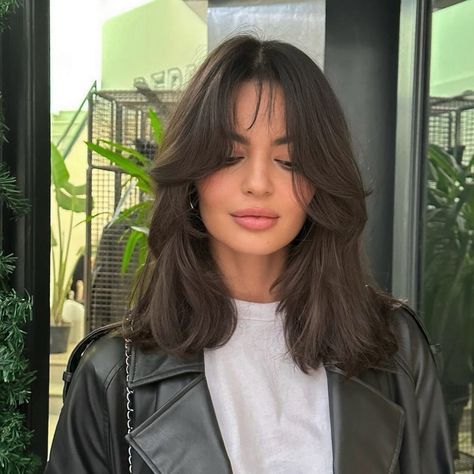 Brunette Kitty Cut with Swoopy Layers Layers Around The Face Medium, Gen Z Hairstyles Short, Haircuts For Short Length Hair, Haircut Summer 2024, Elizabeth Hairstyle, Haircuts For 2024 Women, Shoulder Length Hairstyle Women, Summer Haircuts For Medium Hair, Summer Haircuts 2024