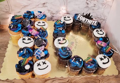 Fortnite Cupcake Cakes Pull Apart, Fortnite Birthday Party Ideas Diy Food, Fortnite Number Cake, Fortnite Birthday Cupcakes, Fortnite Cupcakes For Boys, Fortnite Cupcake Cake, Fortnite Cupcakes Ideas, Fortnight Cupcakes, Fortnite Birthday Party Ideas Cake