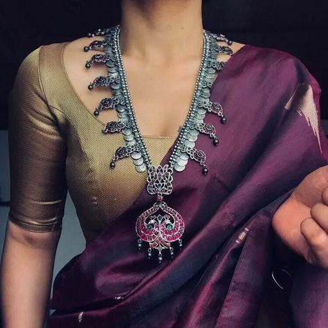 Saree Jewellery Ideas, Saree Styling Ideas, Mehendi Look, Silver Saree, Saree Styling, Classic Saree, Oxidized Jewellery, Silver Necklace Designs, Bridal Jewellery Inspiration