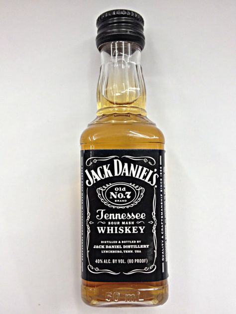 Jack Daniels Mini Bottles, Whiskey Bottle Labels, Jack Daniels Gifts, Jack Daniels Single Barrel, Whisky Jack, Mini Alcohol Bottles, Jack Daniels Bottle, Mini Liquor Bottles, Whisky Drinks