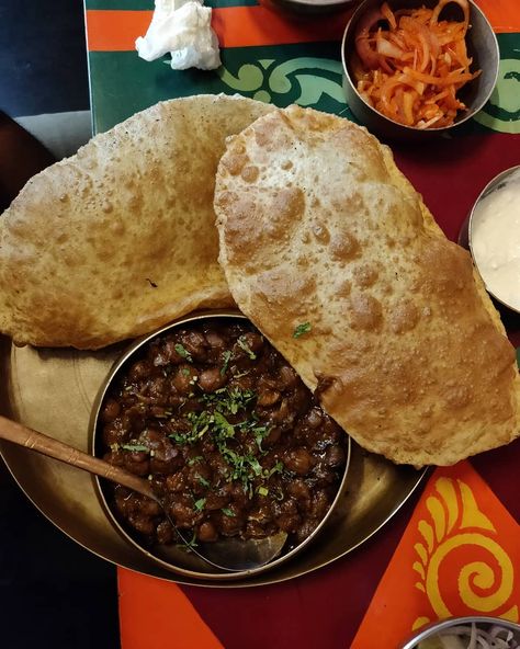 Chole Bhature Photography, Chole Bhature Snap, Punjabi Chole, Chole Bhature, Desi Street Food, Indian Veg Recipes, Central Kitchen, Indian Street, Desi Food