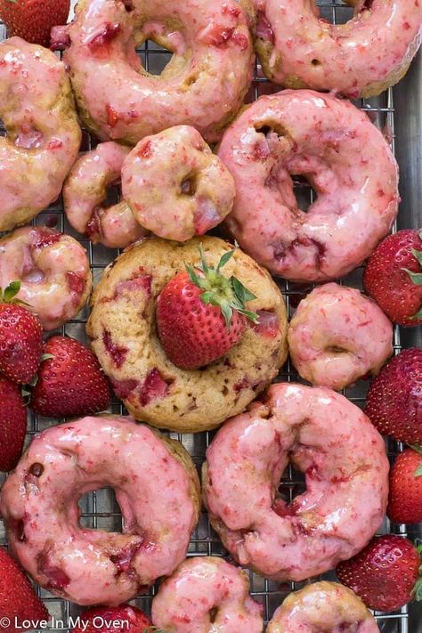 Strawberry Donuts Recipe, Glazed Icing Recipe, Buttermilk Donuts, Deep Fried Donuts, Homemade Baked Donuts, Healthy Smash Cake, Glaze Icing, Strawberry Donuts, Strawberry Glaze