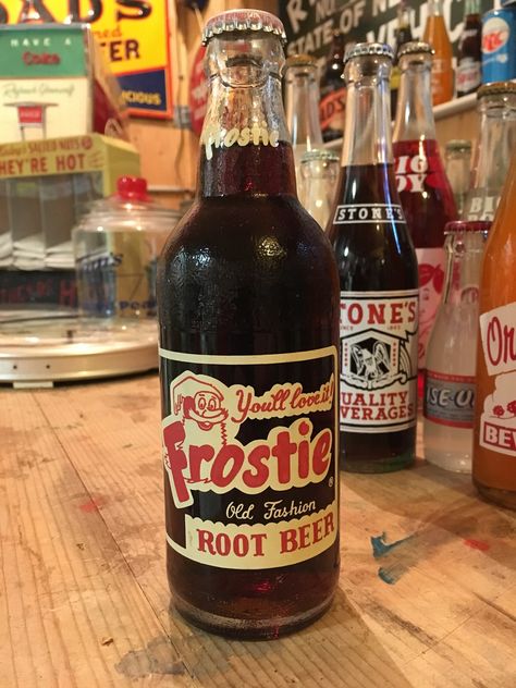 Vintage Frostie root beer soda bottle full Chinese Advertising, Root Beer Bottle, 60s Home Decor, Soda Labels, Soda Advertising, Beer Advertisement, Vintage Soda Bottles, Vintage Drinks, Pop Ads