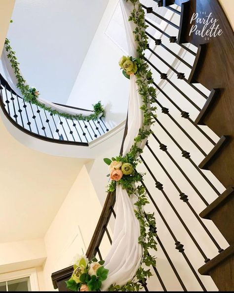 Wedding Staircase Decoration, Wedding Stairs, Wedding Staircase, Haldi Ceremony Decorations, Housewarming Party Decorations, Indian Wedding Decorations Receptions, Indian Wedding Flowers, Mehendi Decor Ideas, Home Flower Decor