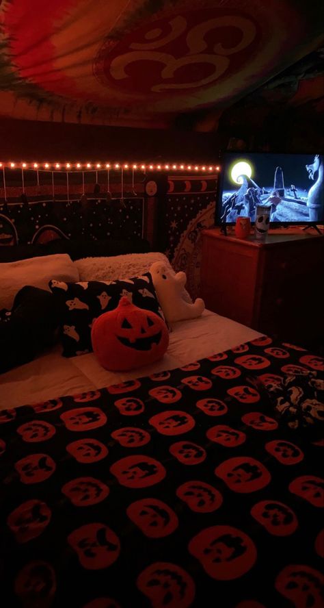 halloween bedroom decor Fall Room Ideas, Halloween Sleepover, Helloween Wallpaper, Halloween Bedroom Decor, Fall Room Decor, Fall Bedroom Decor, Halloween Bedroom, Hallowen Ideas, Casa Halloween