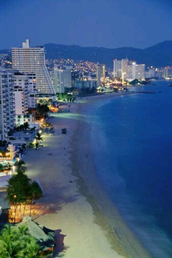 Hermosa vista desde Acapulco, Guerrero, (México). Feliz descanso a todos y muchas bendiciones. #Acapulco #Guerrero #Playas +Mexicanita De Corazón​ The Beach, Acapulco, Mexico