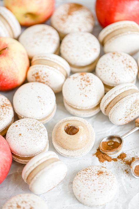 Apple Cinnamon Macarons - Everything Marina Fall Macaroons, Cinnamon Macarons, Macaron Inspiration, Macaroons Flavors, Salted Caramel Macarons, Macaron Ideas, Caramel Macarons, French Macaroon Recipes, Macaron Recipes