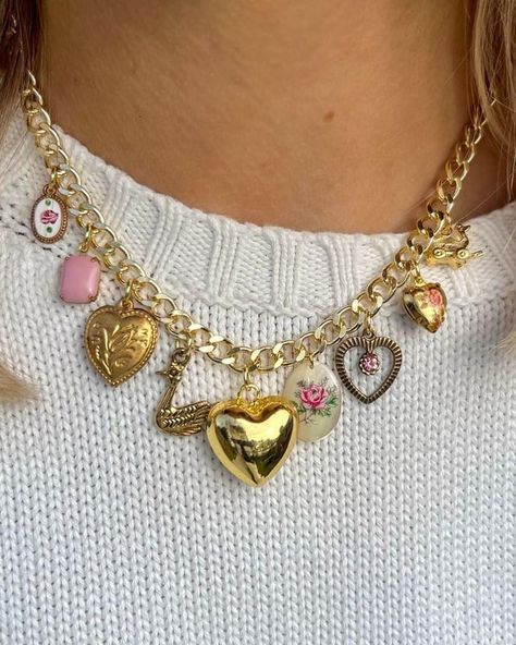 Where To Shop Jewelry, Charm Necklace Stack, Charm Necklace Outfit, Diy Charm Necklace Ideas, Diy Charm Necklace, Chunky Charm Necklace, Charm Necklace Aesthetic, Jewelry Inspo Gold, Charm Necklace Ideas