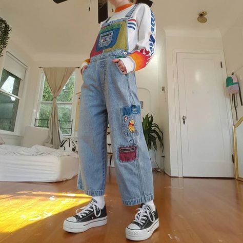 ani📌 on Instagram: “rate this outfit 1-10 🍄 OvEraLlS R dRoPpN oN DePoP tOdAy 🔥 bOeInG sWeAtShIrT iZ gOiNg Up 2mOrRoW ⬆️depop.com/dalliance3 #depop #custom…” Cute Overalls Aesthetic, Colorful Tomboy Outfits, 80s Overalls, 90s Fashion Outfits, Sweatshirt Outfit, Mode Vintage, Character Outfits, Audrey Hepburn, Retro Outfits