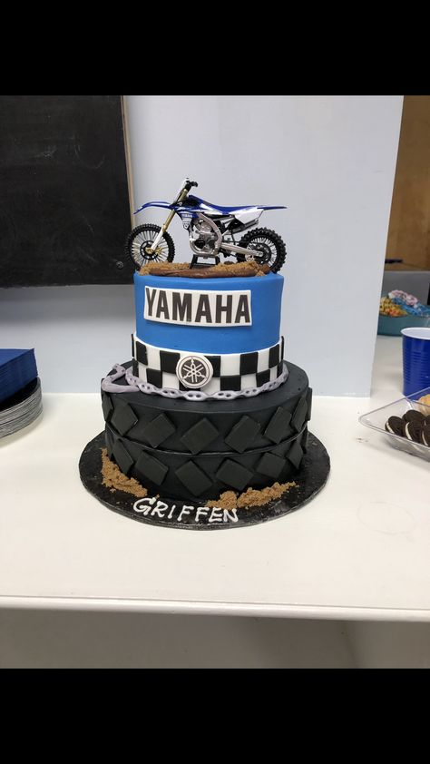 Yamaha Birthday Party, Moto Cake, Dirt Bike Birthday Cake, Motocross Birthday Cakes, Dirt Bike Cake Pops, Yamaha Cake Birthdays, Dirt Bike Cake, Motocross Cake Ideas, Dirt Bike Cakes For Boys