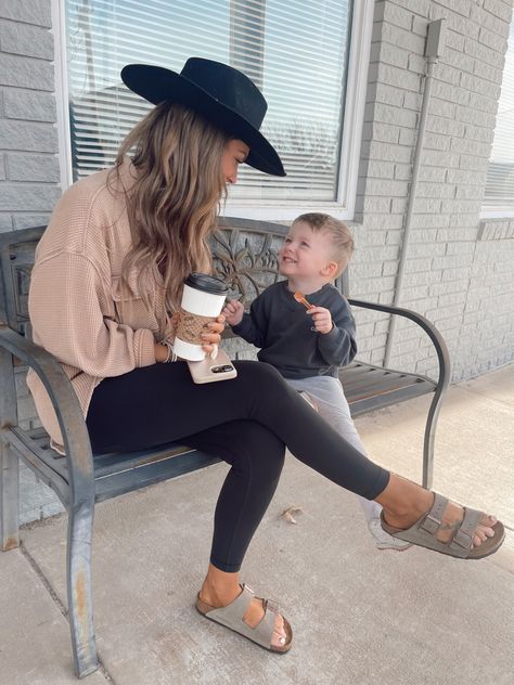 Mom Casual Fall Outfits, Work Outdoor Outfit, Zoo Outfit Mom Casual, Cool Mom Style Summer 2023, Mother Casual Outfit, Casual Brewery Outfit Spring, Updated Mom Style, Stylish Mom Outfits Spring 2023, Summer Transitional Outfits