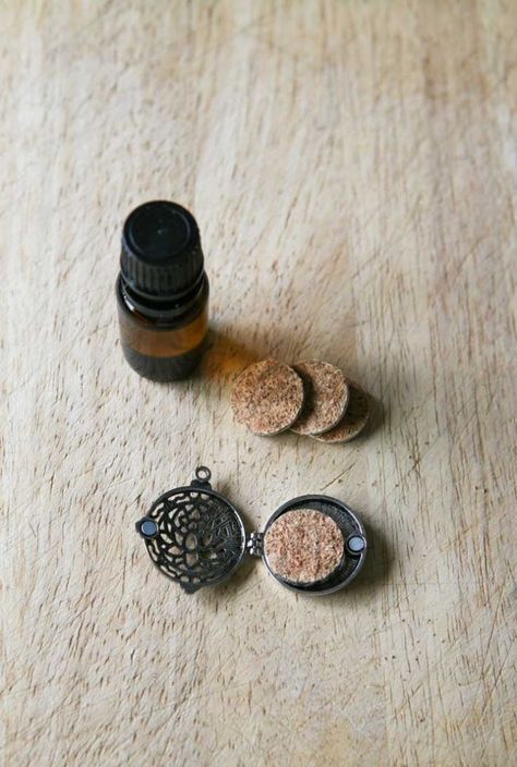 DIY Diffuser Jewellery | EcoParent magazine Essential Oil Jewelry Diy, Diy Diffuser, Essential Oils Diy, Diffuser Diy, Young Living Essential Oils Recipes, Essential Oil Jewelry, Pioneer Gifts, Diffuser Jewelry, Cork Crafts