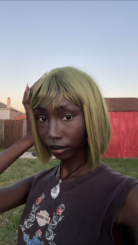 Light Green Hair Dye, Sage Green Hair, Hair Dye Green, Light Green Hair, Dyed Curly Hair Green, Pastel Green Hair Aesthetic, Pastel Green Hair, Green Hair Girl, Green Hair Dye