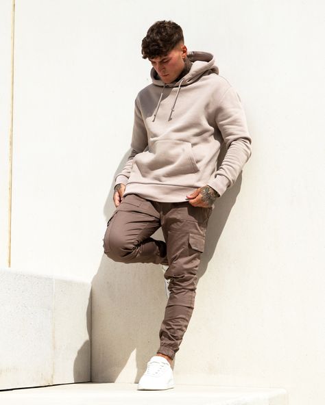 Man Joggers Outfit, Male Joggers Outfit, Creme Cargos Outfits Men, Tan Joggers Outfit Mens Fashion, Jogger Cafe Outfit Hombre, Black Men Casual Style, Outfits For Teenage Guys, Cargo Pants Outfit Men, Stylish Men Wear