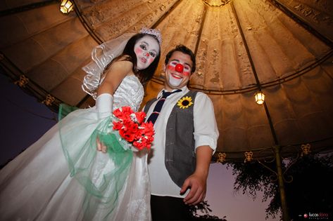 clown honeymoon | Street Wedding Clown. | Patrocinadores. Helinho Tatuagens ... Clown Wedding Dress, Clown Wedding, Lavender Marriage, Street Wedding, Shoot Moodboard, Circus Costumes, Clown Doll, Carnival Wedding, Female Clown