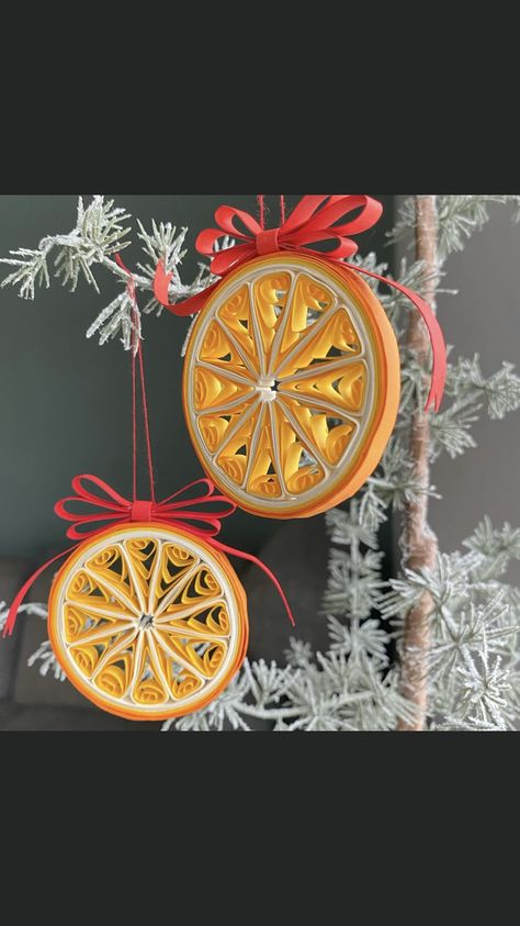 Paper Quilling Christmas Ornaments Diy, Paper Quilling Ornaments, Free Quilling Patterns Printables, Christmas Quilling Ideas, Quilling Christmas Ornaments, Diy Quilling Christmas, Quilling Ornaments, Free Quilling Patterns, Playing Card Crafts