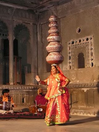 I remember I did this pot dance in my dance recital except I had one pot on my head. This dance was soo much fun:) Yoga Studio Design, Amazing India, Goa India, India People, We Are The World, Cultural Diversity, South Asia, Udaipur, World Cultures