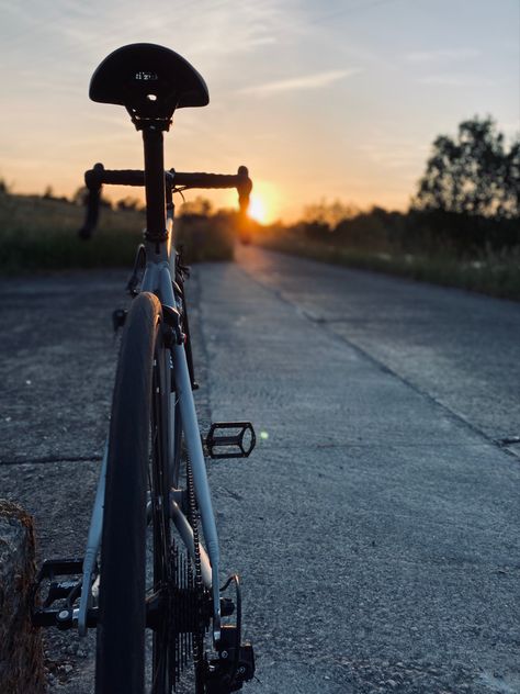 Aesthetic Bike Ride, Riders Republic, Hybrid Athlete, Road Bike Photography, Aesthetic Bike, Wind Break, Cycling Photography, Go Ride, Fixed Bike