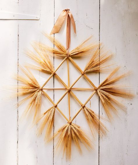 Wheat Christmas Decor, Martha Stewart Fall Decor, Wheat Crafts Ideas, Lughnasadh Decorations, Wood Flower Wreath, Wheat Decorations, Wheat Weaving, Corn Wreath, Harvest Crafts