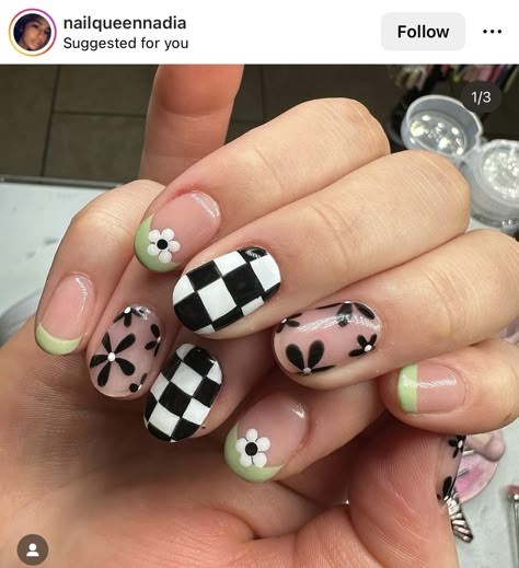 Old Lady Nails, Mismatched Nail Art, Lady Nails, Boho Nails, Makeup Nails Designs, Retro Nails, Halloween Acrylic Nails, Hippie Nails, Simple Gel Nails