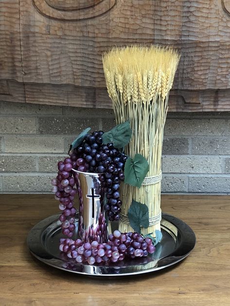 Communion Table Decorations, Lent Decorations For Church, Communion Centerpieces, Communion Table, Fall And Christmas, Church Altar Decorations, Holy Thursday, First Communion Decorations, Church Easter Decorations