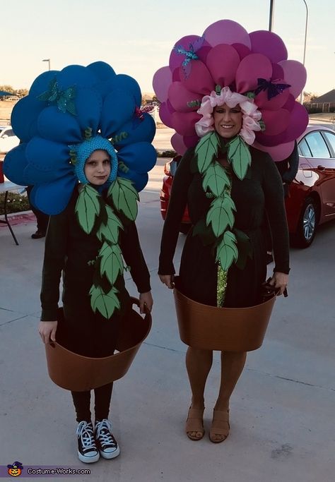 Carol: This is my daughter, Audra Fewell, and myself dressed as Pink and Blue Potted Petunia Flowers. My inspiration came from the Alice in Wonderland flower faces. I like to be... Diy Flower Costume, Flower Pot Costume, Flower Costume Diy, Flowers Costume, 2017 Halloween Costumes, Petunia Flowers, Alice In Wonderland Flowers, Fancy Dress Competition, Easy Diy Costumes