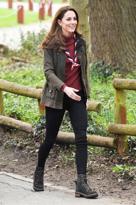 How Kate Middleton Wears Black Skinny Jeans and Ankle Boots This Time of Year Kate Middleton Stil, Moda Kate Middleton, Style Kate Middleton, Duchesse Kate, Looks Kate Middleton, Chloe Boots, Middleton Style, Barbour Jacket, Kate Middleton Style