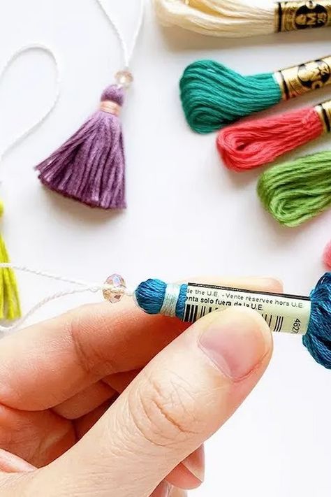 How to Make 2 Tassels from 1 Embroidery Floss Skein Diy Embroidery Floss Tassel, Beaded Tassels Tutorial, Embroidery Floss Projects, Tassels Diy Tutorials, Beaded Tassels Diy, Embroidery Floss Crafts, Tassel Embroidery, Tassels Tutorials, Tassel Ornament