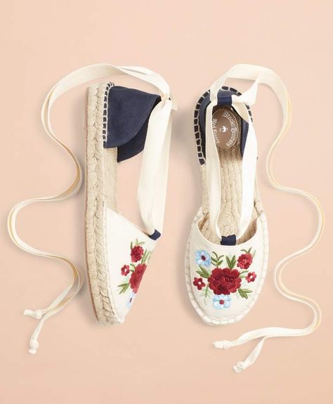 ❣️Love that shoes❣️ @Lucía Dorronsoro Balerinas Shoes, Embroidery Shoes, Stunning Shoes, Red Fleece, Shoe Boot Sandals, Crochet Shoes, Espadrille Shoes, Brooks Brothers, Cute Shoes